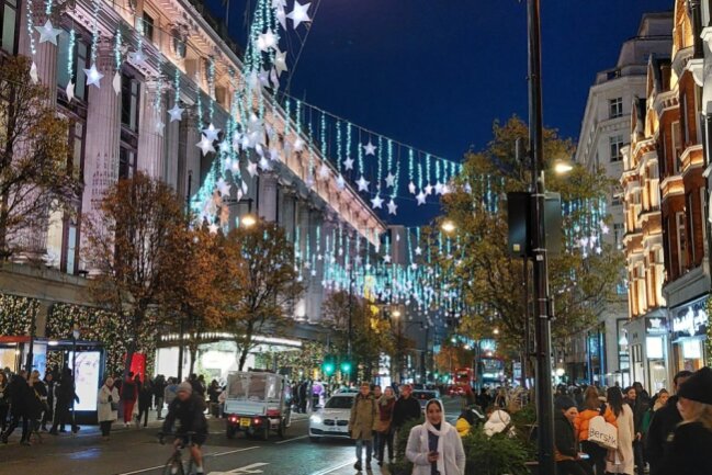 Meine Top 10 Reisetipps für London - Di8e Oxfort Street mit weihnachtlicher Dekoration. 