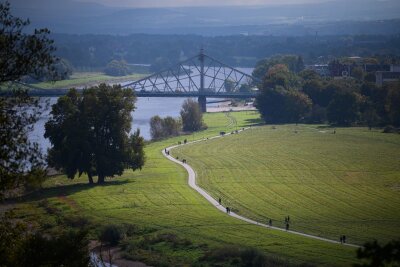 Meistbefahrene Radfernwege liegen an Weser, Elbe und Ostsee - Elberadweg vor der Loschwitzer Brücke in Dresden: Der Radfernweg führt vom tschechischen Riesengebirge bis nach Cuxhaven.