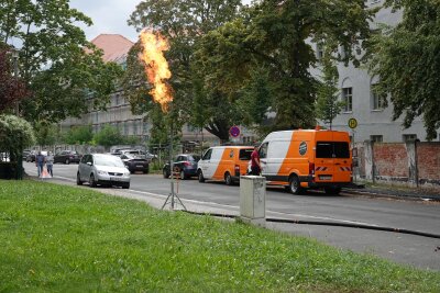 Menschen können aufatmen: Bombe in Dresden erfolgreich entschärft - Aktuell, werden in Übigau die Gasleitungen durch kontrolliertes Abfackeln entleert. 