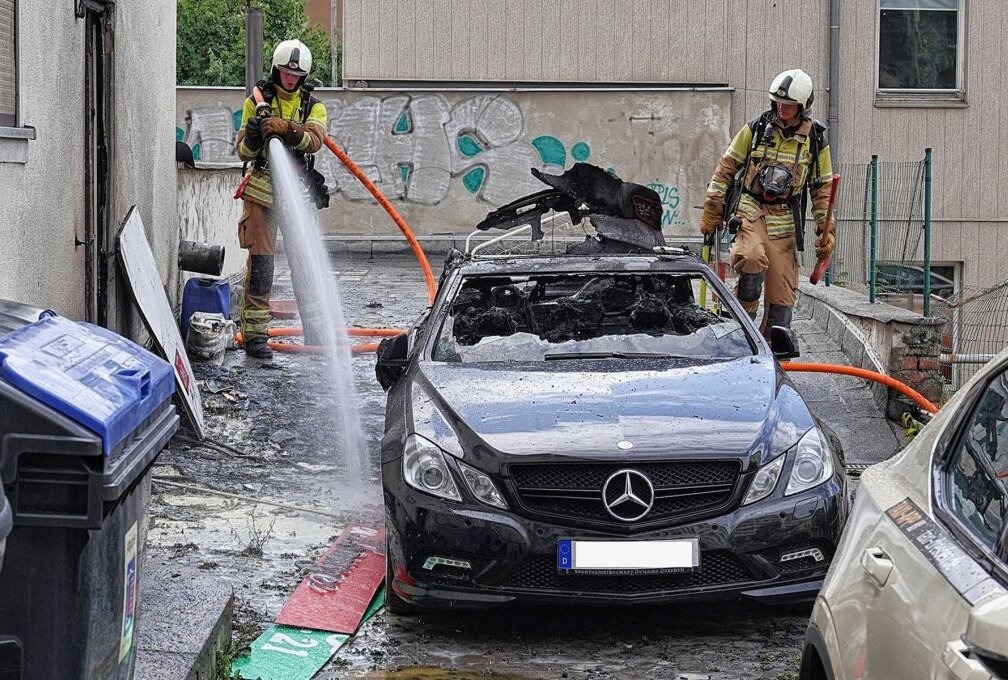Mercedes-Benz brennt lichterloh - In Dresden brannten Gegenstände und ein PKW licherloh. Foto: Roland Halkasch