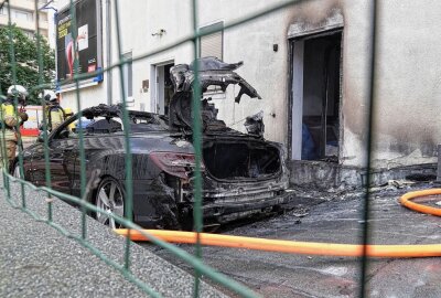 Mercedes-Benz brennt lichterloh - In Dresden brannten Gegenstände und ein PKW licherloh. Foto: Roland Halkasch