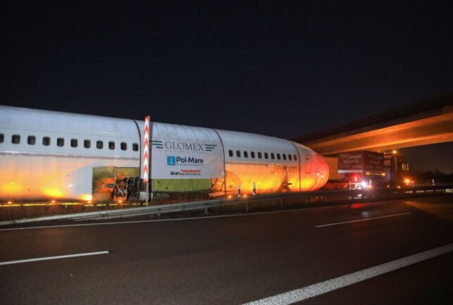 Mercedes brennt nach Crash mit Boeing 737 vollständig aus. Foto: Christian Grube