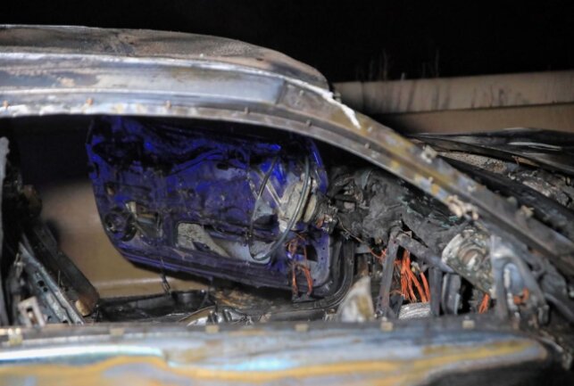 Mercedes brennt nach Crash mit Boeing 737 vollständig aus. Foto: Christian Grube