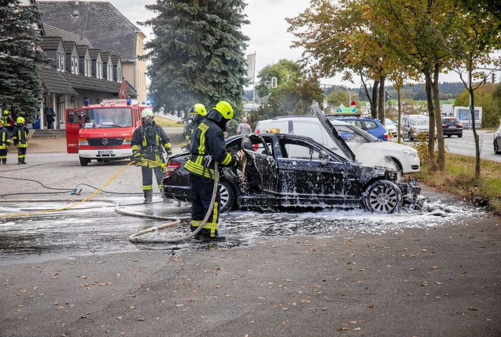 Mercedes in Vollbrand: Erneut PKW Brand an der B 174 - Am Sonntagnachmittag kam es zu einem PKW-Brand auf einem Hotelparkplatz an der Heinzebank. Foto: Blaulicht&Stormchasing