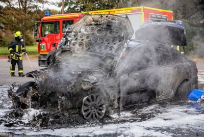 Mercedes in Vollbrand: Erneut PKW Brand an der B 174 - Am Sonntagnachmittag kam es zu einem PKW-Brand auf einem Hotelparkplatz an der Heinzebank. Foto: Blaulicht&Stormchasing