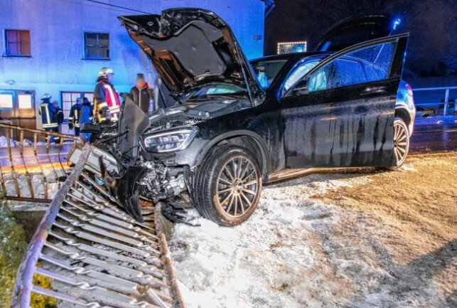 Aufgrund der Witterung und falscher Bereifung kam ein Autofahrer in Jahnsbach ins Schleudern und stieß gegen ein Eingangstor.  Foto: André März