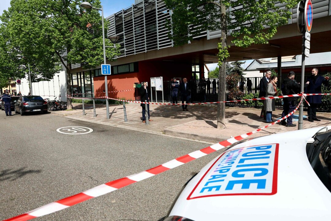 Messerangreifer verletzt zwei Grundschülerinnen im Elsass - Die Polizei in der Nähe der Schule: Der mutmaßliche Täter ist den Beamten ein Unbekannter und zudem nicht wegen Radikalisierung aufgefallen.