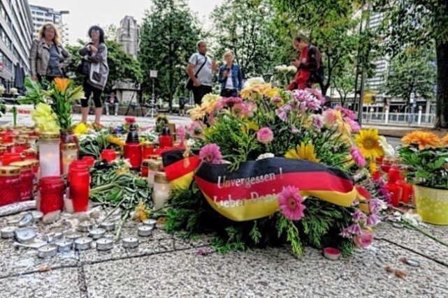 Messerangriff von Chemnitz: Urteil im Fall Daniel H. verkündet - Am Tatort erinnerten wochenlang Blumen und Kerzen an Daniel H.