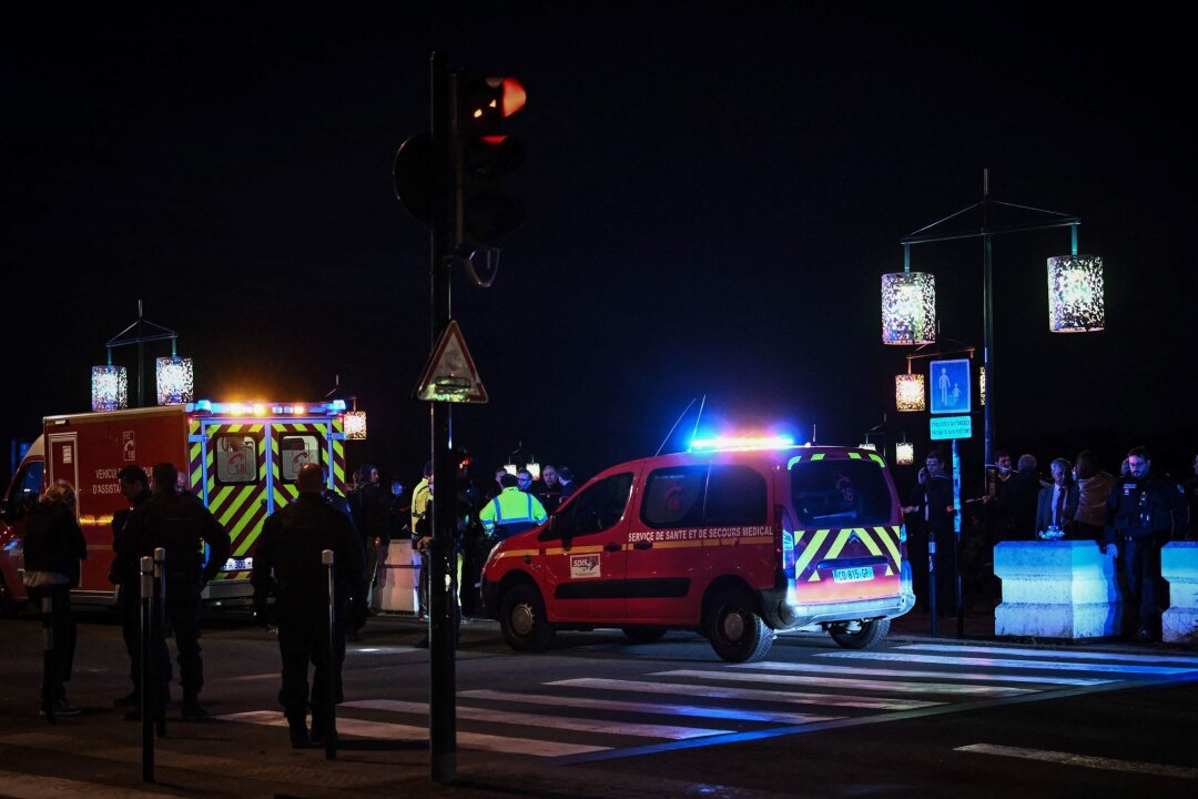 Messerstecher in Bordeaux griff noch zwei Menschen an - Polizeibeamte und Rettungskräfte sperren eine Straße ab, nachdem ein Mann hier Menschen attakiert hat.