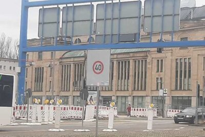 Messgerät ist kaum erkennbar: Fieser Blitzer im Chemnitzer Zentrum installiert - Auf der Straße ist eine 40 erlaubt.