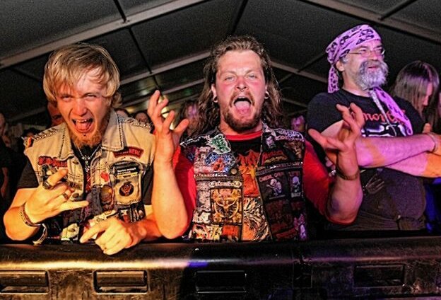 Metal-Fans heiß auf Party am Hauptmannsgrüner Mühlteich - Die aufgeheizten Metaller flippen vor der Bühne regelmäßig aus. Foto: Thomas Voigt Archiv