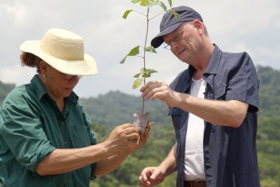 Meteorologe Sven Plöger: "Bin kein Ideologe oder Missionar, sondern ein Übersetzer von Wissenschaft" - In Panama fragt Sven Plöger (rechts) bei den lokalen Wissenschaftlern nach Wie kann ein Regenwald aussehen, der dem Klimawandel trotz?
