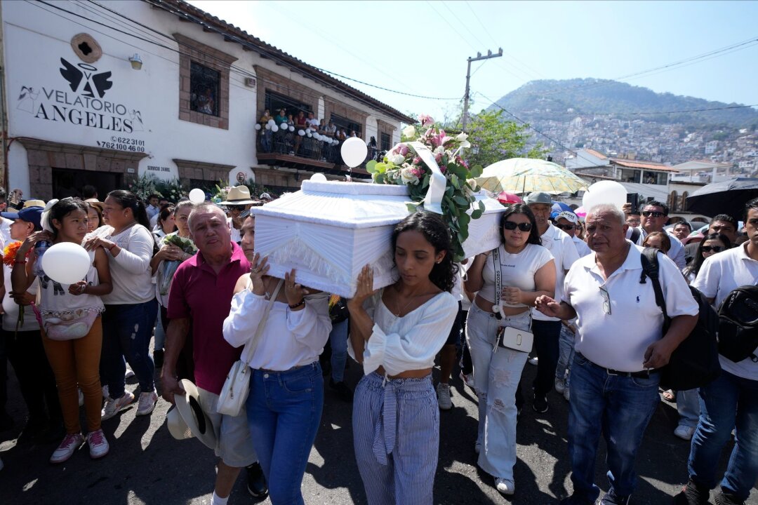 Mexiko: Mädchen ermordet - Dorfbewohner üben Selbstjustiz - Angehörige tragen den Sarg des jungen Mädchens.