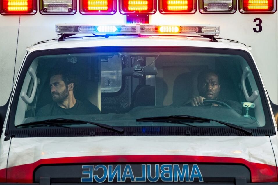 Michael Bay meldet sich zurück: "Ambulance" ist überlebensgroßes und rastlos inszeniertes Action-Kino mit Jake Gyllenhaal, Yahya Abdul-Mateen II und Eiza González in den Hauptrollen.
