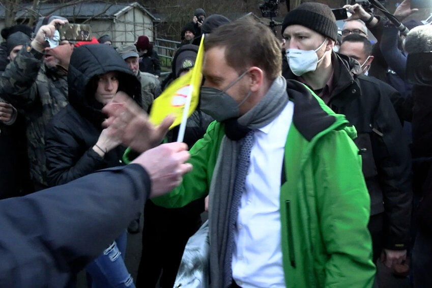 Michael Kretschmer wurde bei seinem Besuch in Frankenberg von Protestierenden angefeindet.