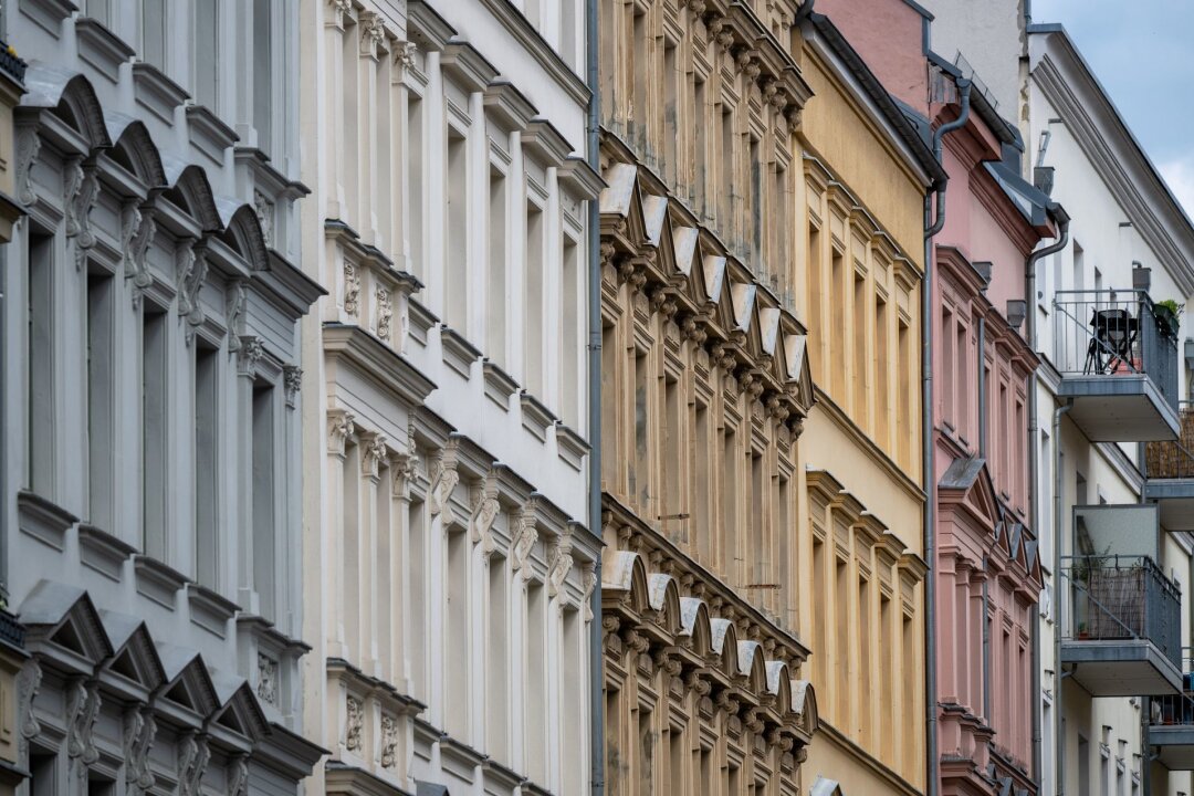 Mietpreisbremse bis 2029 und "Quick Freeze" - Blick auf sanierte Altbau-Fassaden in Berlin-Prenzlauer Berg. Die Mietpreisbremse in angespannten Wohnungsmärkten soll bis 2029 verlängert werden.