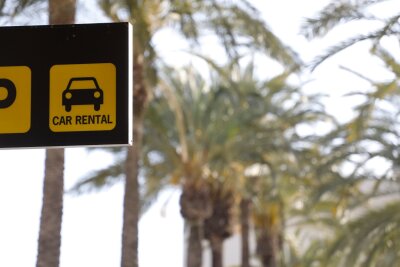 Mietwagen für den Urlaub: Das sind die wichtigsten Tipps - Schild einer Autovermietung auf Mallorca: Gebucht hat man den Wagen idealerweise schon von Deutschland aus.