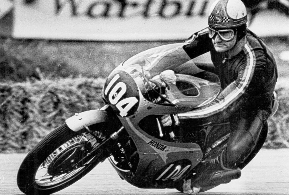 Mike Hailwood verunglückte heute vor 40 Jahren tödlich -  Mike Hailwood 1967 mit der legendären Sechzylinder-Honda auf dem Sachsenring. Foto: Archiv/Thorsten Horn