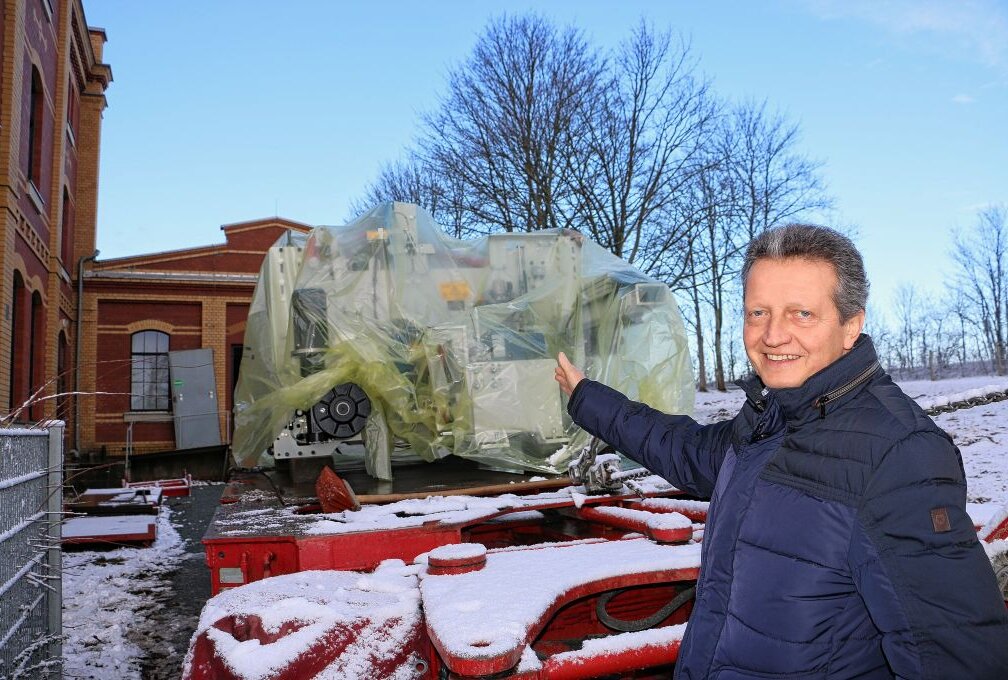 Millionen-Investition in Pausaer Drahtweberei - Werkleiter Frank Windrich zeigt die neue Investition. Foto: Simone Zeh