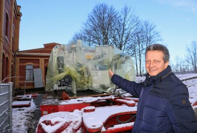 Millionen-Investition in Pausaer Drahtweberei - Werkleiter Frank Windrich zeigt die neue Investition. Foto: Simone Zeh