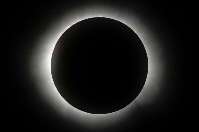 Millionen Menschen sehen totale Sonnenfinsternis - Dunkle Scheibe: Der Mond steht vor der Sonne.