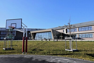 Millionenprojekt abgeschlossen: Oberschule Böhlen feierlich übergeben - Außengelände der neuen Oberschule Böhlen. Foto: Sören Müller