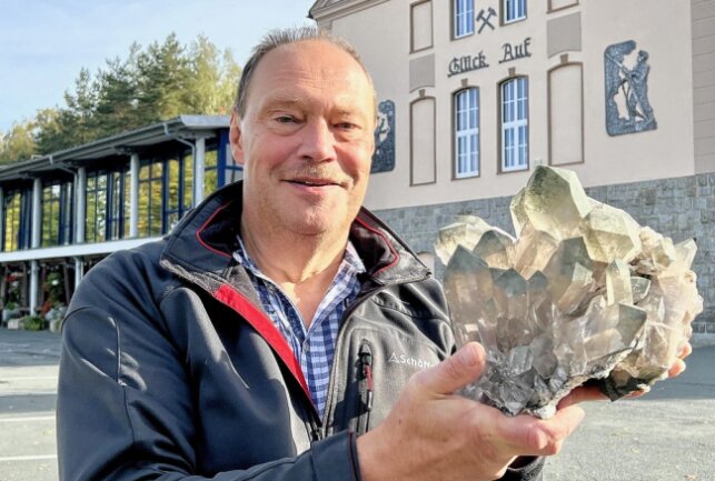 Mineralienbörse in Bad Schlema startet am Sonntag - Peter Schlegel hält einen Rauchquarz mit Chlorit bestäubt in Händen, der in Bad Schlema zu sehen sein wird. Foto: Ralf Wendland