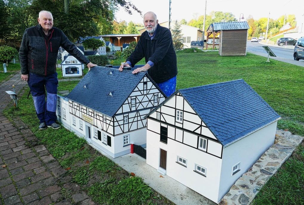 Mini-Weißbach erhält Zuwachs - Günter Müller (links) und Hartmut Lehmann am neuen Schützenhaus. Foto: Andreas Bauer