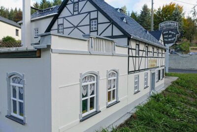Mini-Weißbach erhält Zuwachs - Aus bestimmten Perspektiven wirken die Gebäude fast wie die Originale. Foto: Andreas Bauer