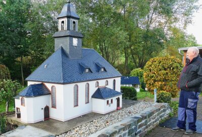 Mini-Weißbach erhält Zuwachs - Schon länger steht die Kirche, die dank einer Sanierung allerdings wie neu wirkt. Foto: Andreas Bauer