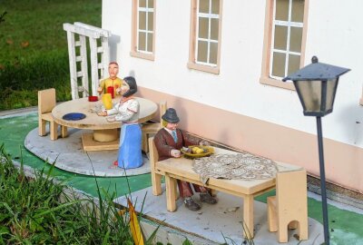 Mini-Weißbach erhält Zuwachs - Kleine Figuren hauchen dem Miniaturdorf Leben ein. Foto: Andreas Bauer
