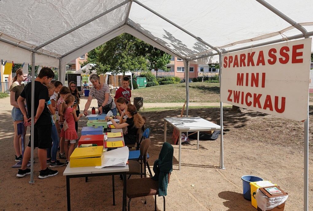 Mini Zwickau gestartet: Kinder übernehmen das Zepter - In Zwickau hat die Kinderspielstadt Mini Zwickau geöffnet. Foto: Mario Dudacy
