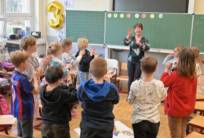 Minister hat Grundschule Hartmannsdorf besucht - An der Grundschule Hartmannsdorf - vorn im Bild Schulleiterin Angela Müller. Foto: Ralf Wendland