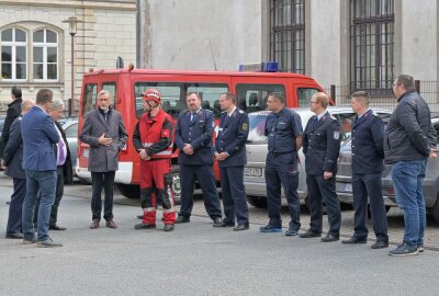Minister im Gespräch mit Feuerwehrkameraden in Aue - Sachsens Innenminister Armin Schuster (vorn Mitte) ist in Aue mit den Verantwortlichen und den Kameraden vor Ort ins Gespräch gekommen. Foto: Ralf Wendland