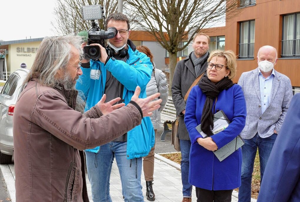 Empfangen wurde die Ministerin von Wolkensteins Bürgermeister Wolfram Liebing auf dem frisch sanierten Kurboulevard von Warmbad. Foto: Andreas Bauer