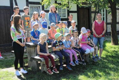 Ministerpräsident im Erzgebirge zu Besuch - Kinder der Kita Wirbelwind und die Hortkinder der Kombikita Mischka singen das Steigerlied. Foto: Renate Fischer