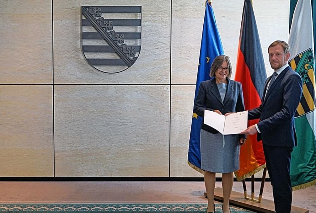 Barbara Meyer wird von Ministerpräsident Michael Kretschmer zur Staatssekretärin im Staatsministerium für Regionalentwicklung ernannt. Foto: Sächsische Staatskanzlei