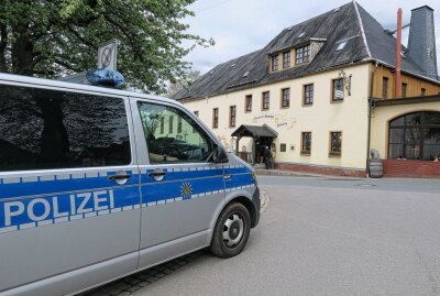 Ministerpräsident Kretschmer besucht Zwönitz und lobt "engagierte Bürgerschaft" - Die Polizei war ebenfalls im Einsatz. Foto: Niko Mutschmann