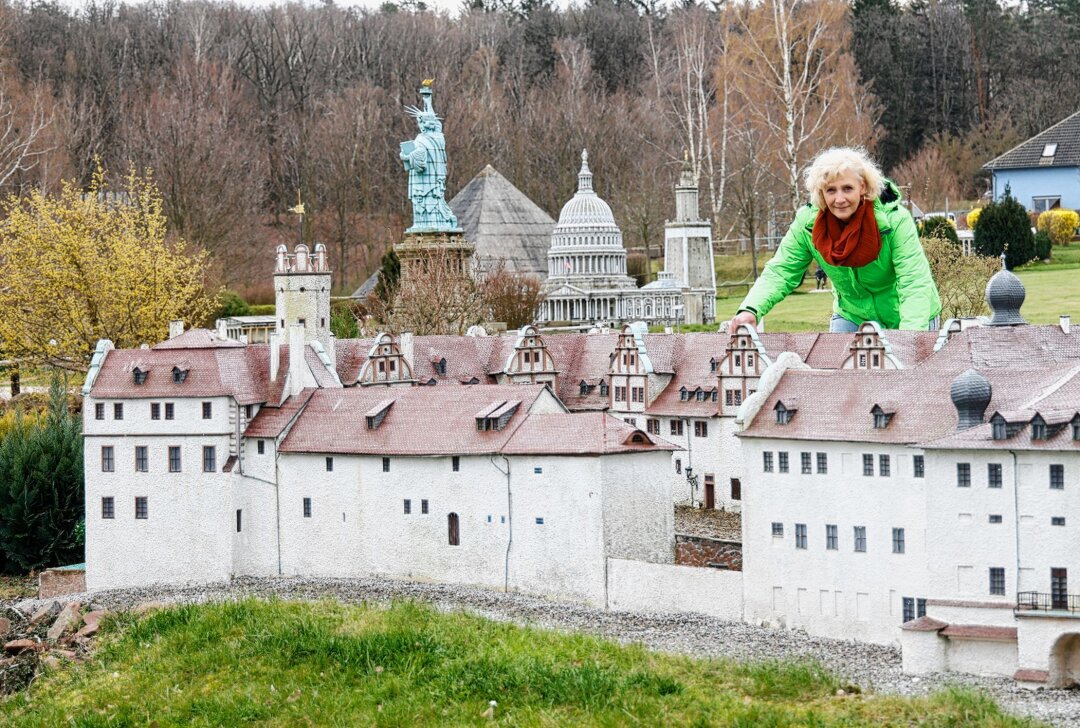 Miniwelt Lichtenstein startet in die Jubiläumssaison - Parkleiterin Anke Krasselt am Modell des Glauchauer Schlosses, das in der Miniwelt in Sichtweite weltbekannter Bauwerke steht. Foto: Markus Pfeifer