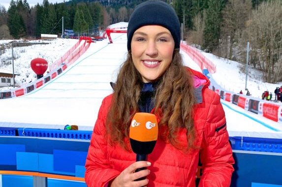 "Mir scheint es absurd, FIS-Rennen in Dubai zu veranstalten": Lena Kesting moderiert die alpine Ski-WM - Im Alter von 28 Jahren blickt die Moderatorin Lena Kesting bereits auf eine spannende Karriere zurück: Neben den Olympischen Spielen moderierte sie auch den alpinen Ski-Weltcup 2022/2023. Jetzt kommt sie bei der Ski-WM für das ZDF zum Einsatz.