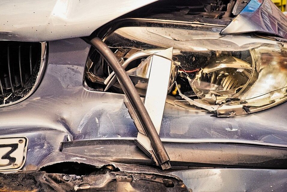 Missachtete Vorfahrt führt zu Verkehrsunfall in Chemnitz - Am Samstag kam es am späten Abend gegen 21.55 Uhr zu einem Verkehrsunfall zwischen einem Pkw BMW und einem Pkw SEAT. Foto: Pixabay/Symbolbild