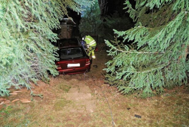 Mit 1,8 Promille: PKW fährt Abhang hinunter und kommt in Garten zum Stehen - In Dresden kam es gestern Abend zu einem Unfall. Foto: Roland Halkasch 