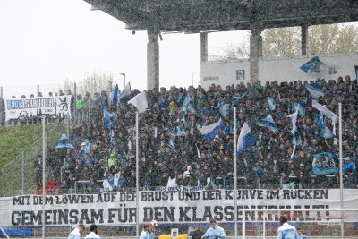 Mit 5:2 - Schwäne haben den Klassenerhalt geschafft! - Die Fans des FSV Zwickau. 