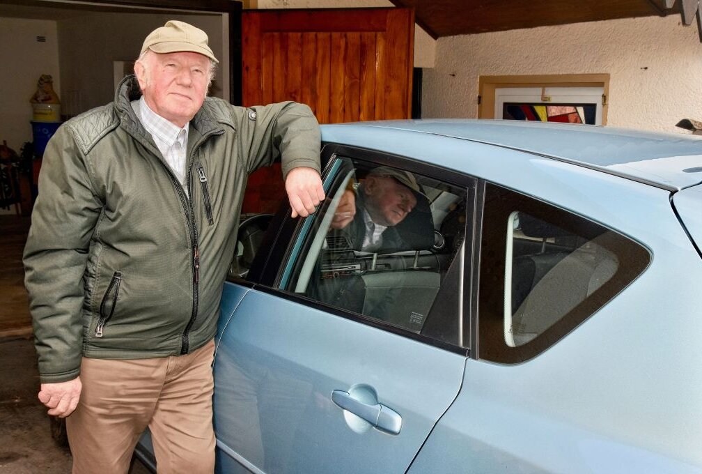 Mit 84 Jahren sicher im Straßenverkehr unterwegs - Georg Schniebel fährt auch im hohem Alter noch weite Strecken. Foto: Steffi Hofmann