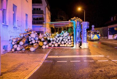 Mit Baumstämmen beladener LKW kippt mitten in Freiberg um - In Freiberg kippte heute Nacht ein mit Holz beladener LKW-Anhänger um. Foto: Marcel Schlenkrich