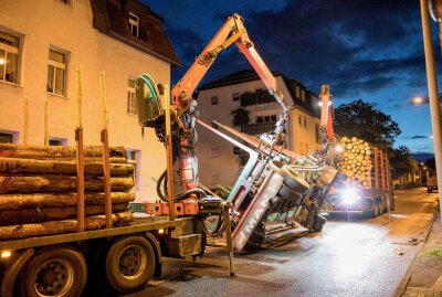 Mit Baumstämmen beladener LKW kippt mitten in Freiberg um - In Freiberg kippte heute Nacht ein mit Holz beladener LKW-Anhänger um. Foto: Marcel Schlenkrich