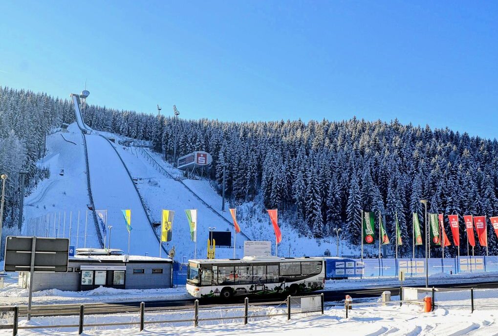 Mit Bus und Bahn kostenlos zum FIS Weltcup Nordische Kombination - Die PlusBus-Linien halten direkt vor der Vogtland Arena. Foto: Verkehrsverbund Vogtland GmbH