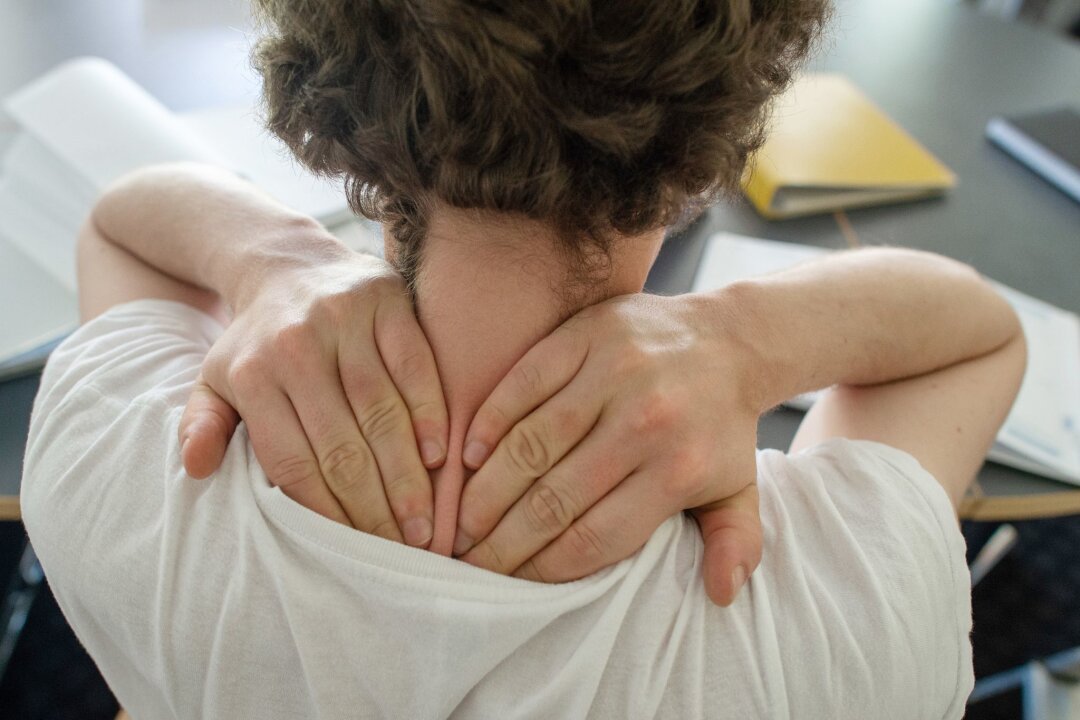 Mit Dehnen gegen Nackenschmerzen? Ein Irrtum! - Bei vielen Menschen ist die hintere Nackenmuskulatur überdehnt - Ausgangspunkt für ein schmerzhaftes Ziehen.
