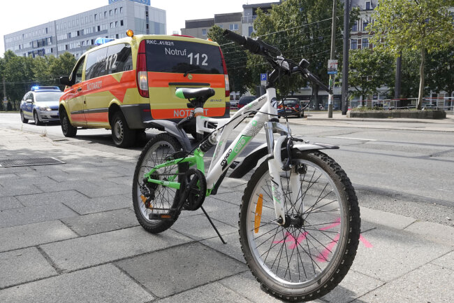 Mit dem Fahrrad von Audi erfasst: Siebenjährige schwer verletzt - Als die Siebenjährige plötzlich die Straße mit ihrem Fahrrad überqueren wollte, wurde sie von einem PKW erfasst.