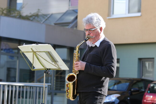 Mit dem Saxophon gegen die Einsamkeit - Täglich um 17 Uhr erfreut der Hobbymusiker Christoph Teichmann die Bewohner des Pflegeheimes der Diakonie und des Betreuten Wohnens der Stadtmission mit ein paar Stücken auf dem Saxophon.